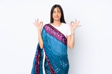 Zen pozunda beyaz arka planda izole edilmiş genç Hintli kadın