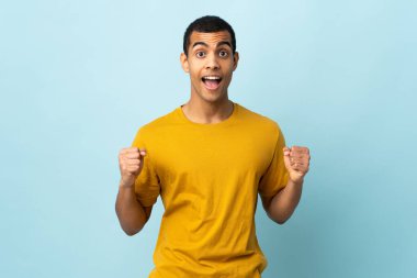 Kazanan pozisyondaki zaferi kutlayan Afrikalı Amerikalı bir adam izole edilmiş.