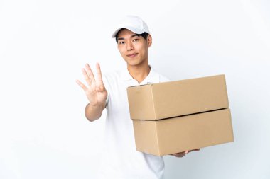 Çinli adam beyaz arka planda izole edilmiş mutlu ve parmaklarıyla dörde kadar sayıyor.