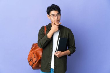 Mor arka planda izole edilmiş genç bir kadın.