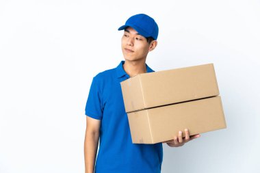 Çinli adam beyaz arka planda izole edildi. Taraf tutarken şüpheleri vardı.