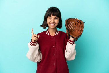 Beyzbol eldivenli, mavi arka planda soyutlanmış genç bir yarışçı kadın harika bir fikre işaret ediyor.