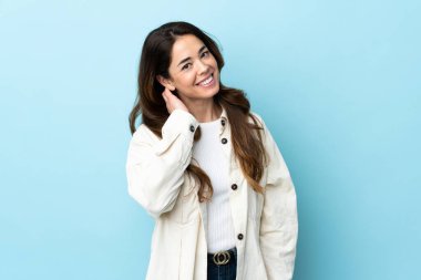 Arka planda yalnız bir kadın gülüyor