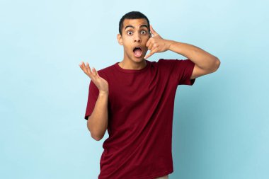 Afrikalı Amerikalı bir adam izole edilmiş arka planda telefon jesti yapıyor ve şüphe ediyor