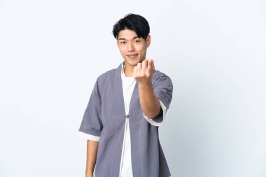 Beyaz arka planda izole edilmiş genç bir Çinli geliyor.