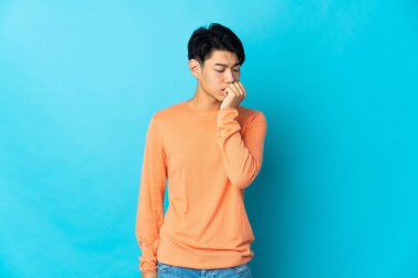 Mavi arka planda mahsur kalmış genç Çinli adamın şüpheleri var.