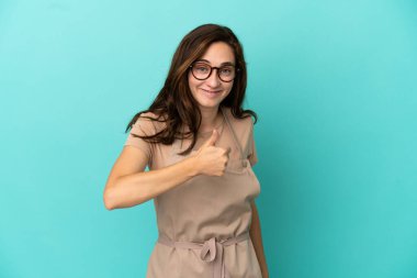 Restoran garsonu iyi niyet gösterisi yapıyor.