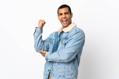 Afrikalı Amerikalı erkek izole edilmiş beyaz arka planda zaferi kutluyor
