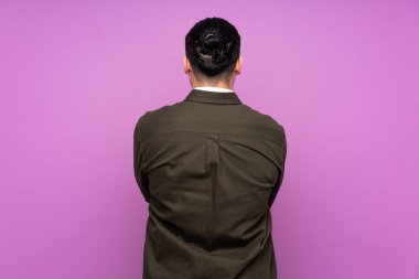 Asyalı yakışıklı adam mavi arka planda izole edilmiş.