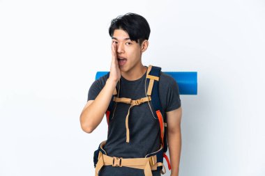 Dağcı Çinli adam, beyaz arka planda tek başına ağzı açık bağırıyor.