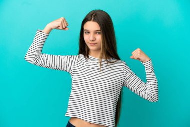 Küçük kız mavi arka plan üzerinde güçlü bir jest yapıyor.