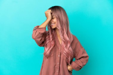 Mavi arka planda pembe saçlı genç melez kadın bir şey fark etti ve çözüme niyetlendi.