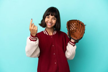 Beyzbol eldivenli, mavi arka planda soyutlanmış genç, melez bir kadın geliyor.