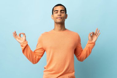 Zen pozunda izole edilmiş Afrikalı Amerikalı bir adam.