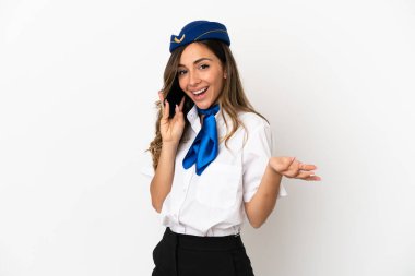 İzole edilmiş beyaz arka plan üzerinde hostes cep telefonuyla sohbet ediyor.