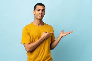 Afro-Amerikalı bir adam, arka planda izole edilmiş bir şekilde, fotokopi çekiyordu.