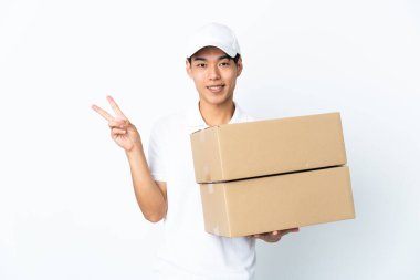 Beyaz arka planda izole edilmiş, gülümseyen ve zafer işareti gösteren Çinli bir teslimat.