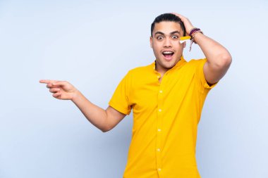 Asyalı yakışıklı, soyutlanmış bir geçmişi var. Şaşırmış ve parmağıyla işaret ediyor.