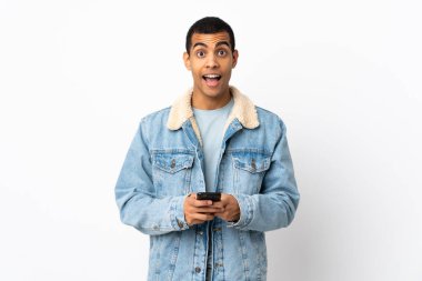 İzole edilmiş beyaz bir geçmişi olan Afrikalı Amerikalı bir adam şaşırdı ve bir mesaj gönderiyor.