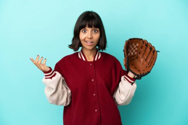 Beyzbol eldivenli, genç, melez bir kadın. Mavi arka planda izole edilmiş. Yüzünde şok ifadesi var.
