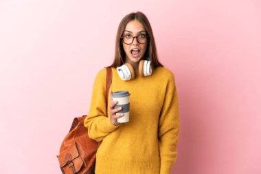 Yüzünde sürpriz bir ifade olan pembe bir geçmişi olan genç kız öğrenci.