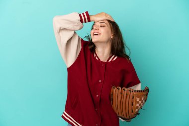 Beyzbol oynayan beyaz bir kadın mavi arka planda izole edilmiş bir şekilde bir şey fark etti ve çözümü arıyor.