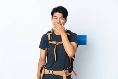 Dağcı Çinli adam beyaz arka planda tek başına mutlu ve gülümsüyor.