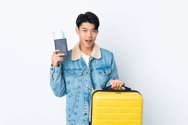 Çinli bir adam, izole edilmiş bir şekilde, bavul ve pasaportla tatilde.