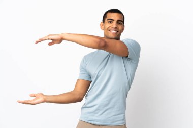 İzole edilmiş beyaz arkaplan üzerinde afro-amerikalı bir adam bir reklam eklemek için kopyalama alanı tutuyor