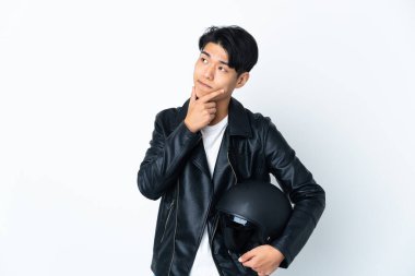 Motosiklet kasklı Çinli bir adam beyaz arka planda izole edilmiş şüpheleri var.