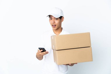 Beyaz arka planda izole edilmiş Çinli bir teslimatçı şaşırdı ve bir mesaj gönderiyor.