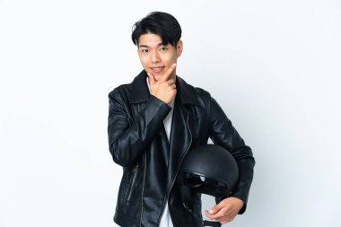 Motosiklet kasklı Çinli adam beyaz arka planda izole edilmiş mutlu ve gülümsüyor.