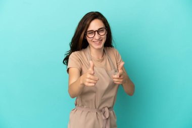 Restoran garsonu ön tarafı gösteriyor ve gülümsüyor.