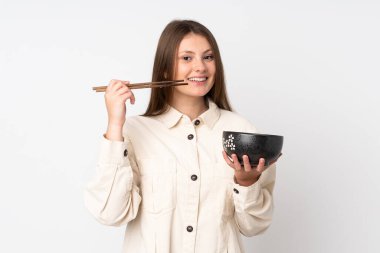 Beyaz arka planda izole edilmiş beyaz kız elinde çubuklu erişte kasesi tutuyor.