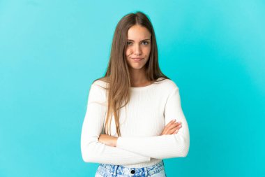 Soyutlanmış mavi arka planda genç bir kadın üzgün hissediyor