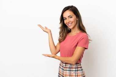 Soyutlanmış bir geçmişi olan genç bir kadın davet edilmek için ellerini yana uzatıyor.