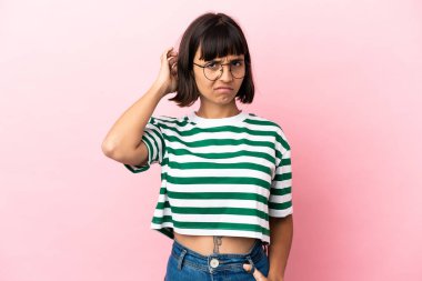 Pembe arka planda izole edilmiş genç melez kadının şüpheleri var.