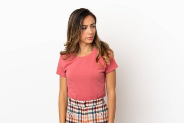 Tecrit edilmiş genç bir kadın. Taraf tutarken şüphe duyuyor.