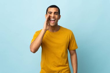 Afrika kökenli Amerikalı bir adam ağzı açık bağırıyor.