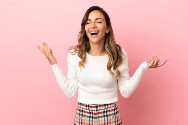 Tecrit edilmiş genç bir kadın, çok gülümsüyor.