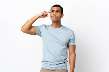 Afrika kökenli beyaz bir adam deliliğin hareketini yapıyor. Parmağını kafanın üstüne koyuyor.