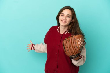 Beyzbol oynayan beyaz bir kadın. Mavi arka planda soyutlanmış. Davet edilmek için ellerini yana uzatıyor.