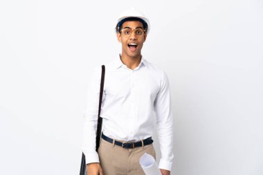 Miğferli Afrikalı Amerikalı mimar ve izole edilmiş beyaz arkaplan üzerinde planları var.