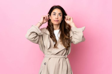 Tecrit edilmiş bir kadının şüpheleri ve düşünceleri var.