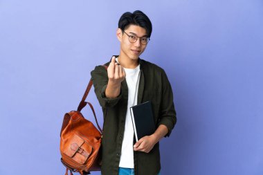 Mor arka planda izole genç bir bayan geliyor.