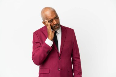 Kübalı son sınıf öğrencisi beyaz arka planda baş ağrısı ile izole edildi