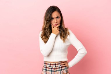 Tecrit edilmiş genç bir kadının şüpheleri var.