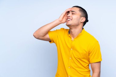 Asyalı yakışıklı bir adam, izole edilmiş arka planda gülümsüyor.