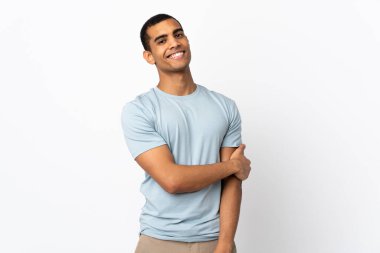 Afrika kökenli Amerikalı bir adam izole edilmiş beyaz arka plan gülüyor