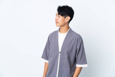 Beyaz arka planda izole edilmiş genç bir Çinli.